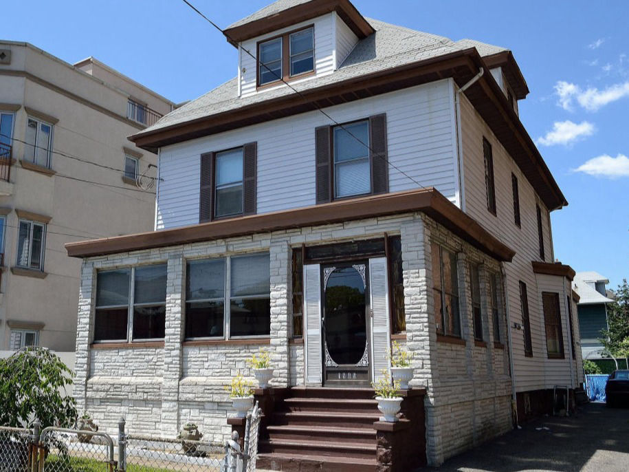 Insured house with brown steps getting the difference between Replacement Cost & Actual Cash Value